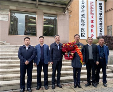 周凡慰問(wèn)全國(guó)道德模范劉習(xí)明：“你是岳麓區(qū)思想道德建設(shè)的標(biāo)桿”
