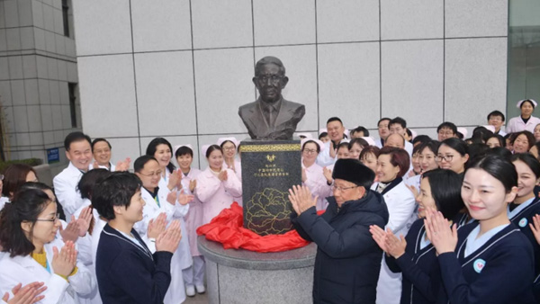 六喜：中國科學院劉以訓院士銅像揭幕儀式在長沙寧兒婦產醫(yī)院星光廣場隆重舉行