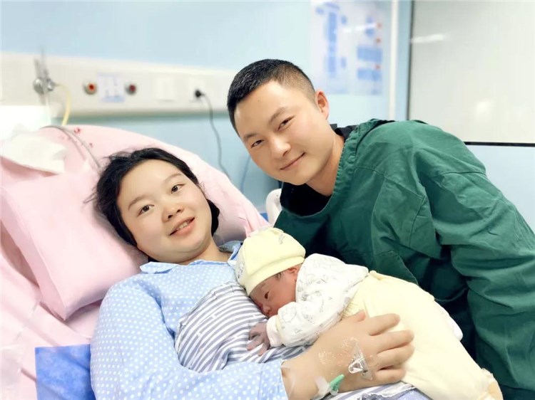 麓谷出生的首批“20后”寶寶甜美登場