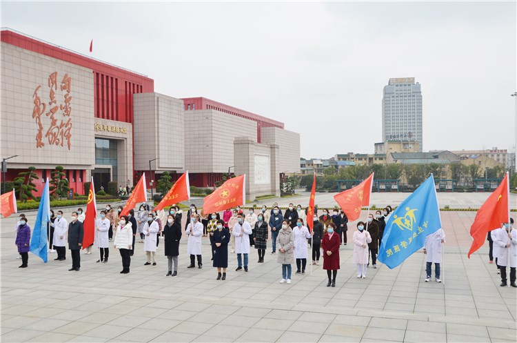 疫情仍吃緊，不忘學(xué)雷鋒 一一寧兒醫(yī)院集團(tuán)黨團(tuán)工婦向雷鋒塑像敬獻(xiàn)花藍(lán)