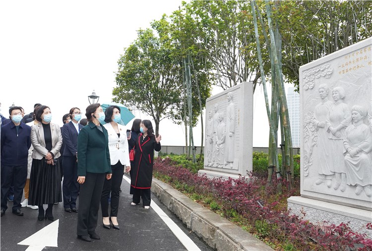 湖南省政協(xié)主席李微微一行蒞臨寧兒婦產醫(yī)院調研視察